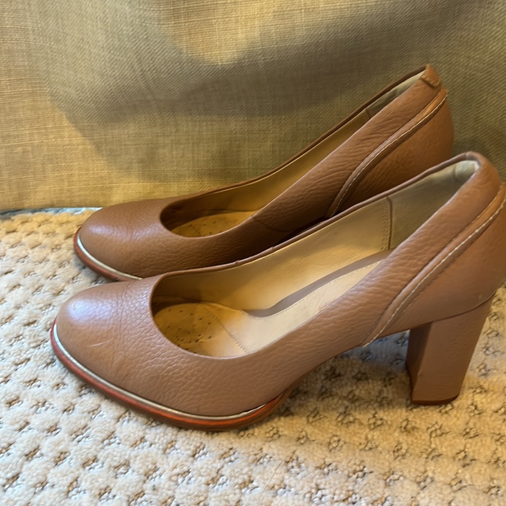 Clarks- Light Beige - Picture 4 of 8